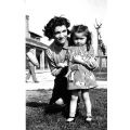 Casermette di Borgo San Paolo, Torino, 22 aprile 1951. Mamma con la figlioletta.